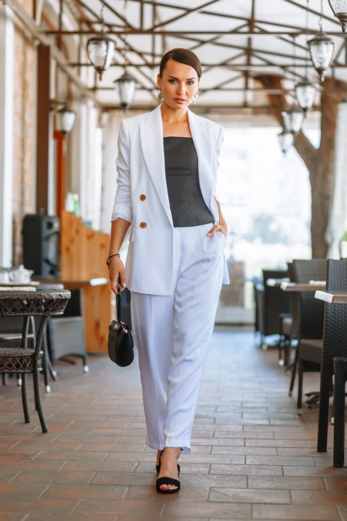 Photo beautiful woman in a white business suit in a restaurant