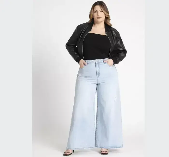 woman wearing wide leg jeans with a crop top layered with the jacket shocasing her Outfits for Round Body Shapes