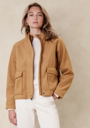 Camel-colored lightweight jacket, ideal for a minimalist wardrobe.